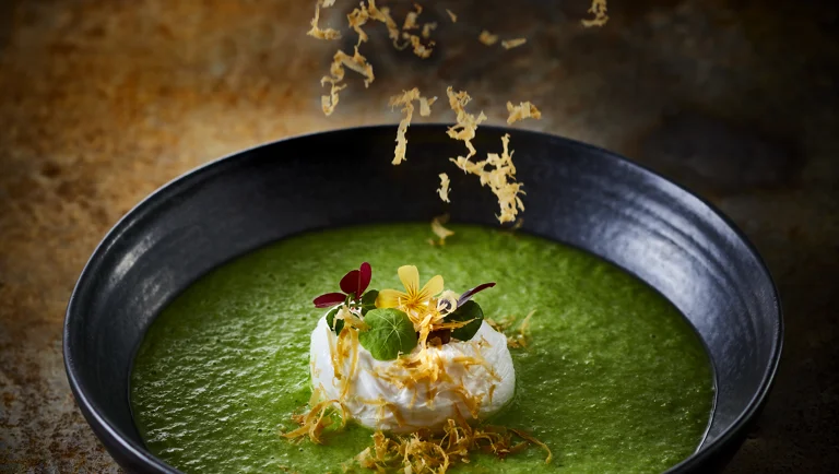 Ertesuppe toppet med cremant, posjert egg og Hvit Castello