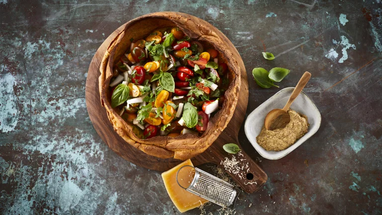 Dutch baby med tomater, ost og basilikum