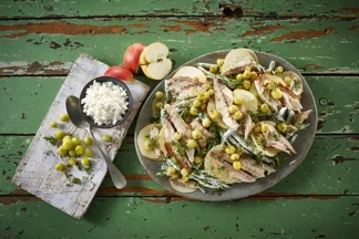 Bønner klædt med sennepscreme, røget makrel og hele stegte stikkelsbær