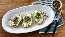 Toast met roomkaas, komkommer en geroosterde pompoenpitten