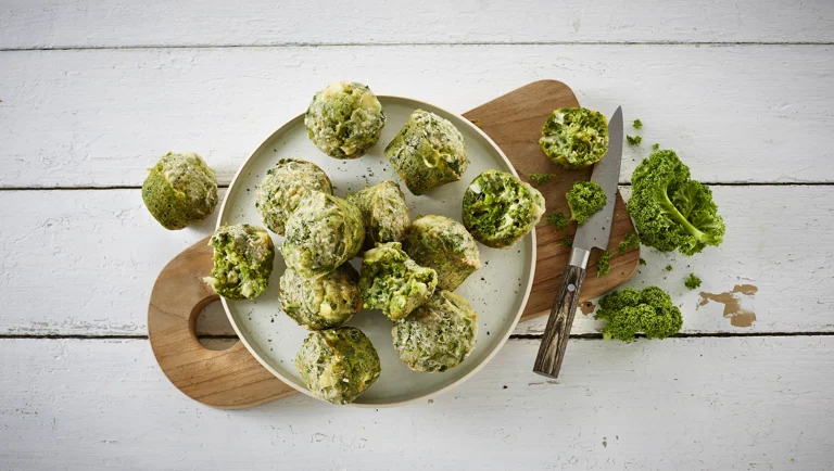 Grønkålsmuffins med brie og muskatnød