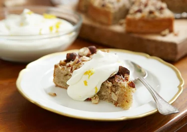 Krämig nötkaka med apelsingrädde
