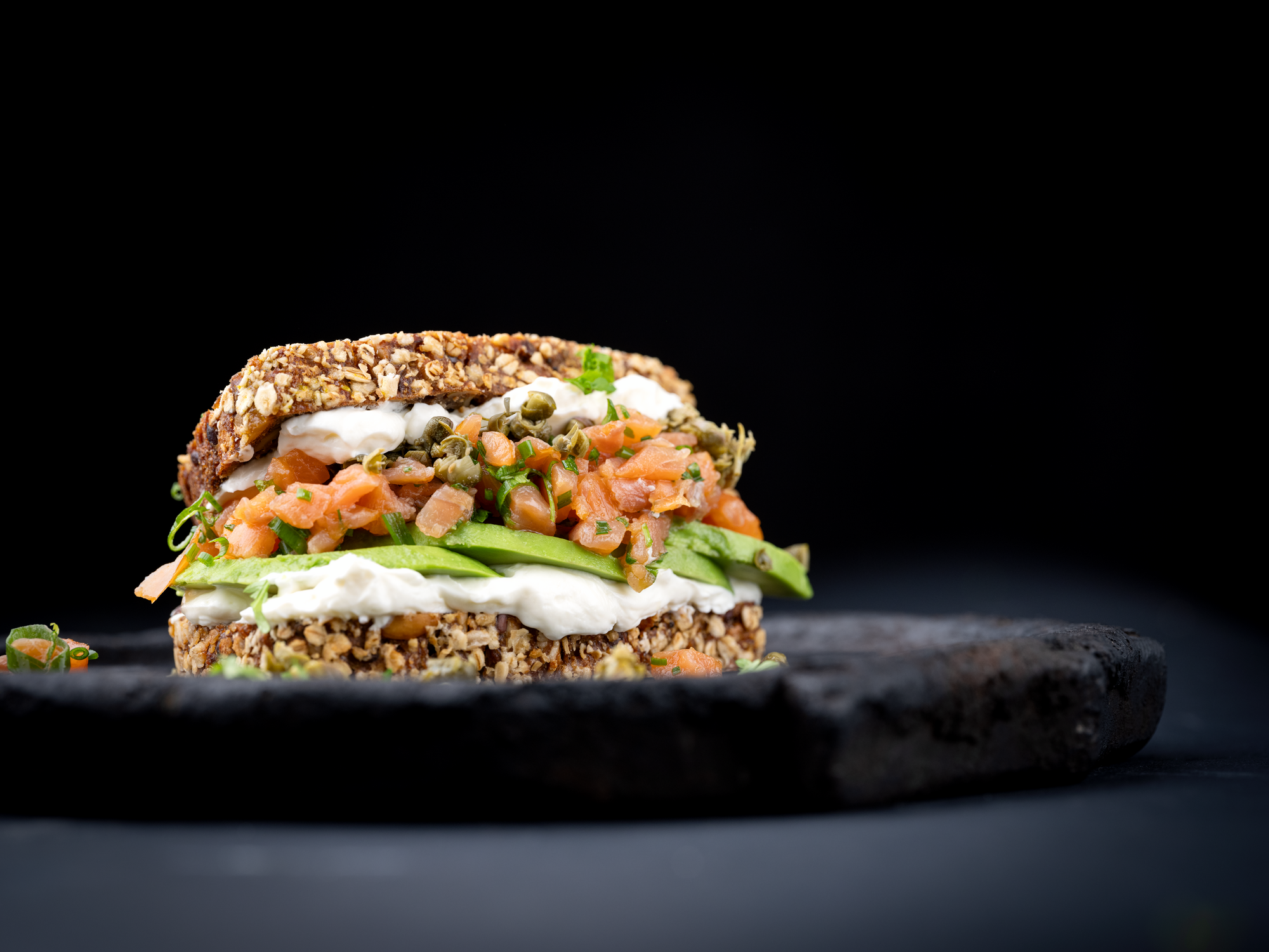 Lachstartar-Sandwich mit Frischkäse