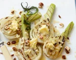 Gegrillter Fenchel mit Butter, Reibekäse und Nüssen