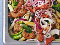 Den här medelhavsinspirerade kycklingen gillar alla. Gör en egen ört- och vitlökssås och skriv upp vilka ingredienser som ingår i rätten, det lockar till att smaka.