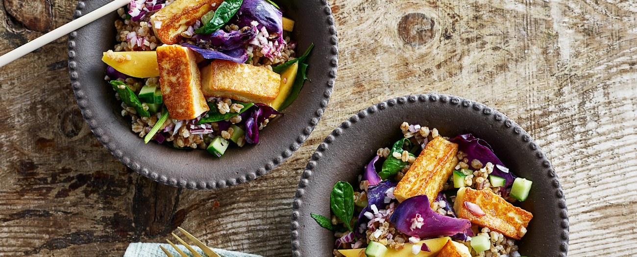 Dinkelsallad med krispig ost