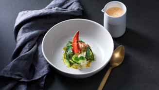 Skaldjursbisque med hummer och picklad gurka