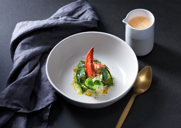 Skaldjursbisque med hummer och picklad gurka