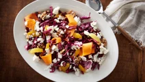 Rødkålssalat med appelsin, valnød og salatost