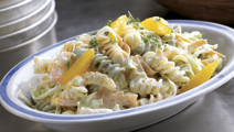 Pastasallad med vitkål och apelsin
