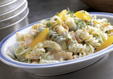 Pastasallad med vitkål och apelsin