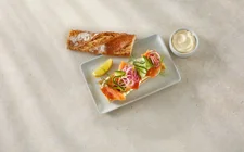 CASTELLO® FLØJL I FYLT BAGUETTE MED LAKS, AGURK, SYLTET RØDLØK, DILL OG SITRON