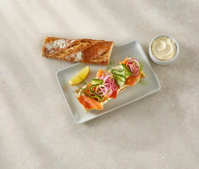 CASTELLO® FLØJL I FYLT BAGUETTE MED LAKS, AGURK, SYLTET RØDLØK, DILL OG SITRON