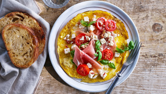 Omelett med vitost, lufttorkad skinka och basilika