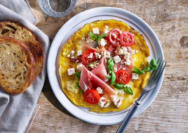 Omelett med vitost, lufttorkad skinka och basilika