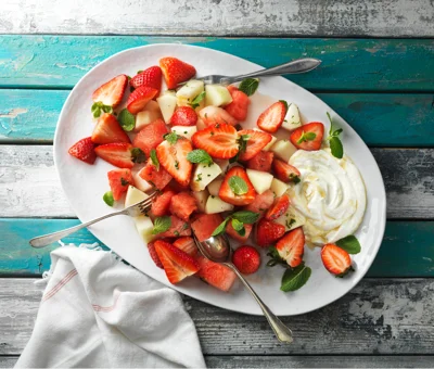 Jordbærsalat med melon, sitron og mynte.