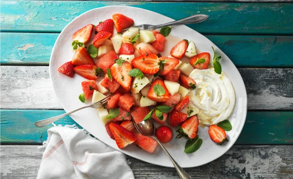 Jordbærsalat med melon, sitron og mynte.