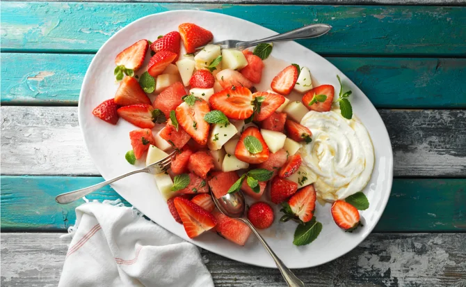 Jordbærsalat med melon, sitron og mynte.