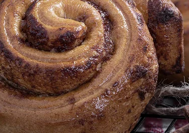 Rolls de canela, chocolate y queso
