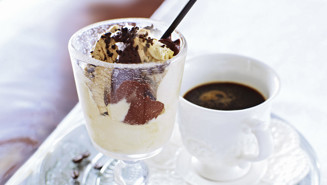 Moccaparfait med chokladfudgesås