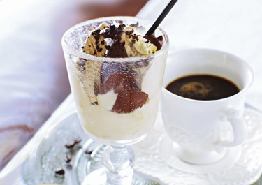 Moccaparfait med chokladfudgesås