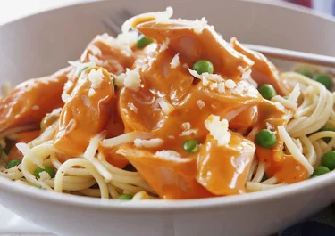 Spaghetti med korv i tomatsås