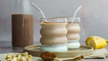 Chocolade-banaan proteïne milkshake met skyr