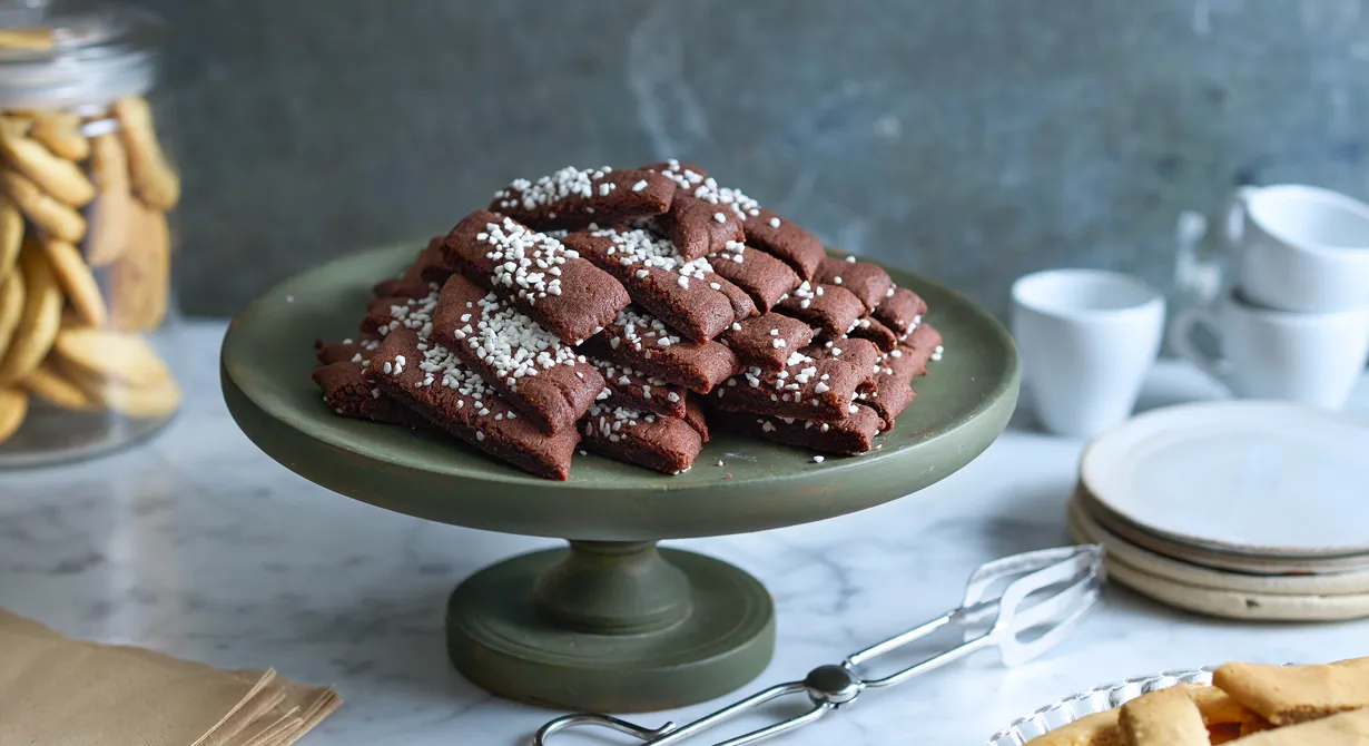 Sega kakor med smak av choklad och kola. Oerhört populär småkaka, så sälj dem gärna färdigpackade i cellofanpåsar.