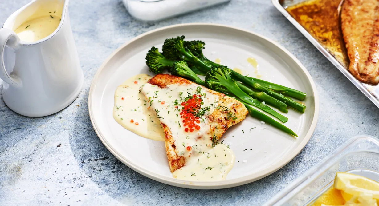 Sandefjordsåsen är en riktig restaurangfavorit och älskad av många. Den består av lika delar grädde, smör och crème fraiche. Såsen är enkel att göra och kan smaksättas på många olika sätt och ett perfekt tillbehör till fint bakad fisk, t ex röding.