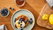 Fluffy oat pancakes with Skyr Creamy and blueberries