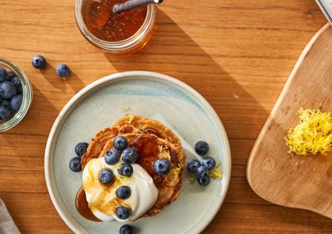  Fluffy oat pancakes with Skyr Creamy and blueberries