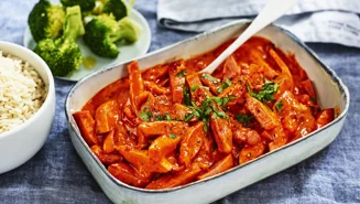 Falukorv i krämig tomatsås