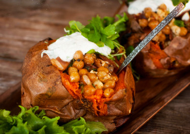 Uunibataatti kikherneillä