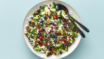 Broccolisalat med hytteost og mandler