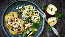 Kylling med pinjetop og æblebund