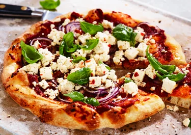 Pizza med tomat och vitost