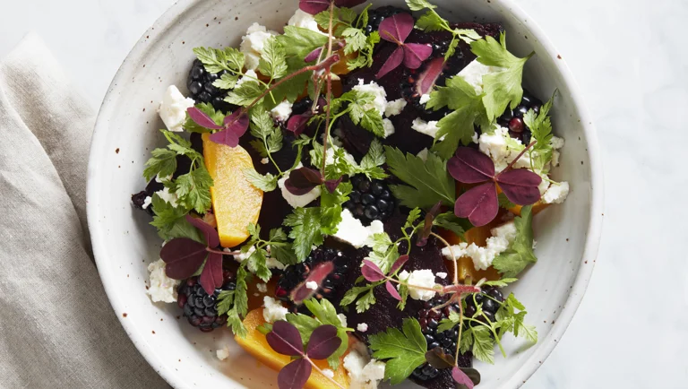 Salade avec betteraves et mûres