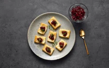 Ciastka z ciasta francuskiego z serem Castello® Creamy Havarti i żurawiną