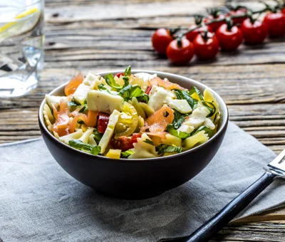 Pastasalat med røkelaks og Castello® Hvit med Chili