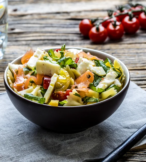 Pastasalat med røkelaks og Castello® Hvit med Chili