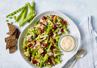 Salat med røget makrel og kirsebær