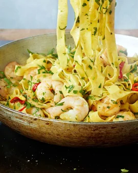 TAGLIATELLE CON GAMBERONI, PEPERONCINO E LIMONE