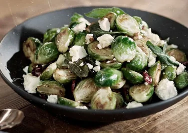 Ensalada de coles de bruselas, nueces y Arla Apetina