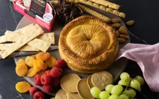 Castello® Pink Pepper & Caramelised Onion en Croute