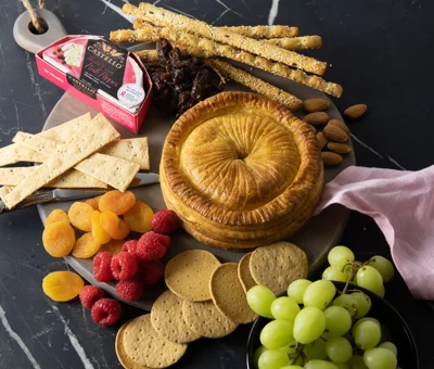 Castello® Pink Pepper & Caramelised Onion en Croute