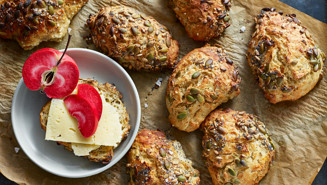 Overnight breakfast rolls med grönsaker och frön