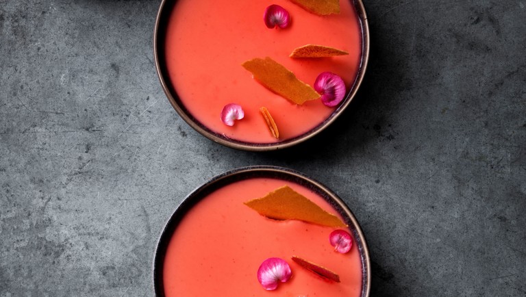 Panna cotta met kefir en gelei van citroengeranium en rabarber