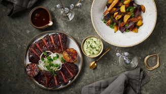 Stekt biff med  ugnsbakade betor, kryddig krassekräm och rostad vitlökssky