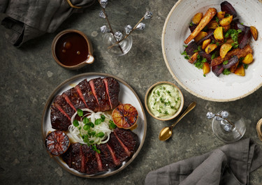 Stekt biff med  ugnsbakade betor, kryddig krassekräm och rostad vitlökssky