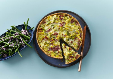 Porretærte med bacon og hytteost